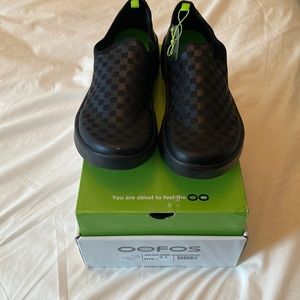 NWT Women’s Oofos Black Checkered Size 10 Oomy eezee low shoe. Smoke free home.